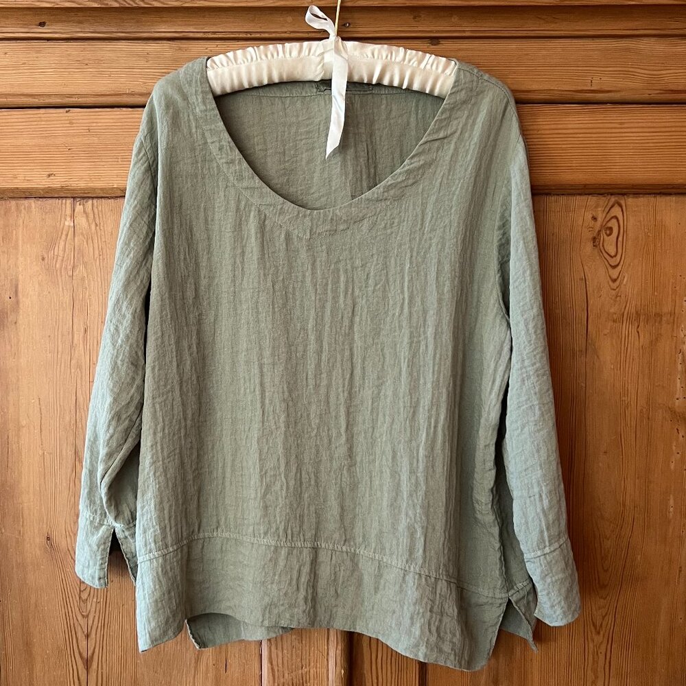 Cut Loose Size L Sage Green Long-Sleeved Top Rayon/Nylon